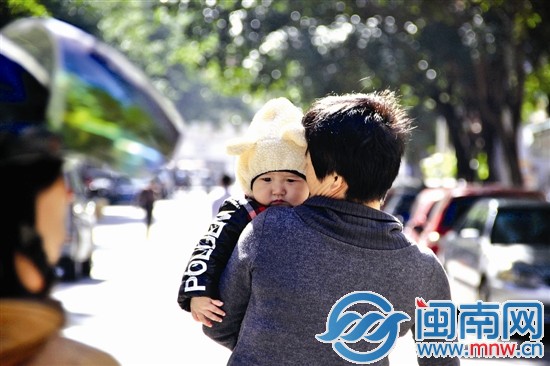萌宝懒懒地靠在大人的肩上