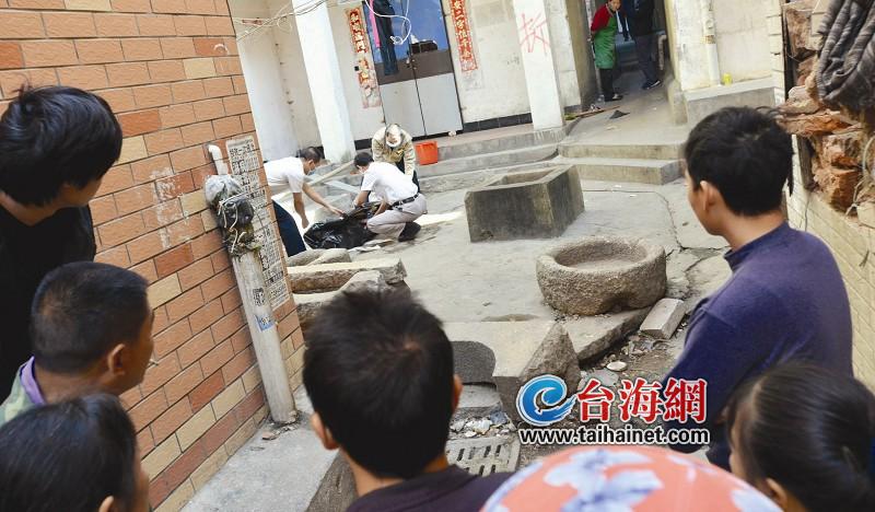 惊现一双脚