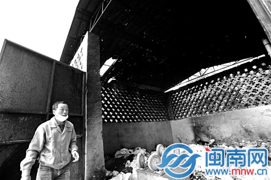 垃圾屋内充满烧焦味，内外墙被熏得焦黑