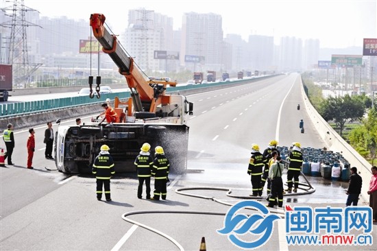 为防止爆炸，消防官兵朝货车喷水，3个泄漏气罐被移 