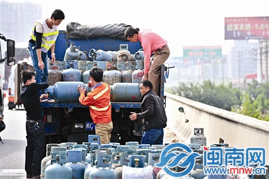 路政部门找来货车，将液化气罐运走
