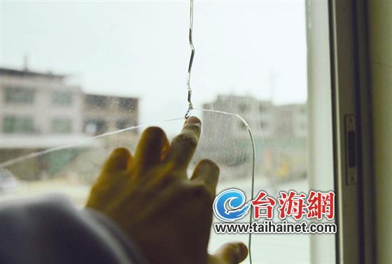 村民家中玻璃破裂