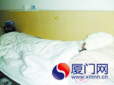 小梁躺在病床上，身心俱伤