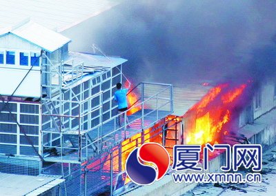 高林城中村五层民房顶楼起火