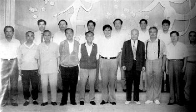 1995年习近平（前排左六）宴请中国足球元老时