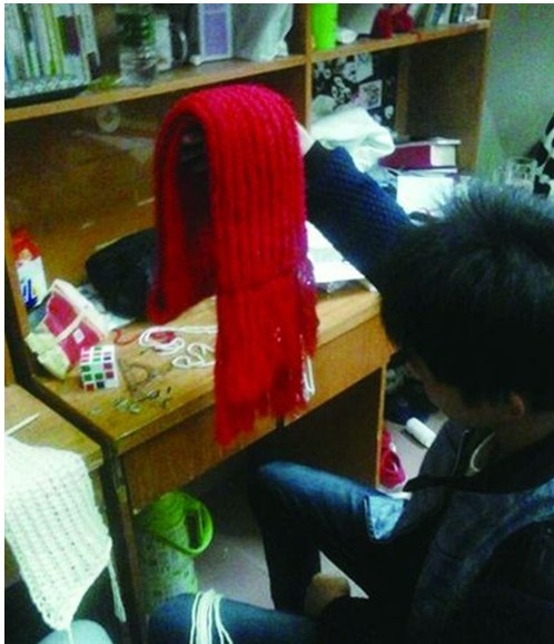 大学3男生为女友彻夜织围脖