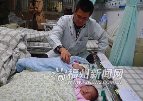 福州早产双胞胎姐妹同患先心病  携手 闯生命难关