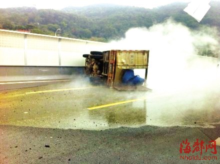 福州一货车侧翻泻800公斤盐酸 数百米路面腐蚀4