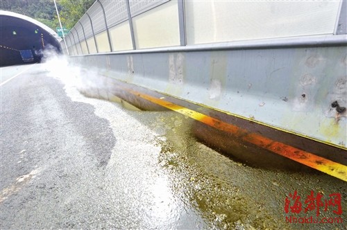 福州一货车侧翻泻800公斤盐酸 数百米路面腐蚀3