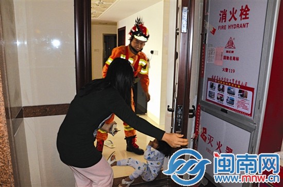 女孩被救出后，妈妈在安慰她