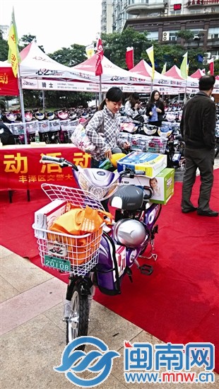 叶女士成为首位买到带牌销售合标车的市民