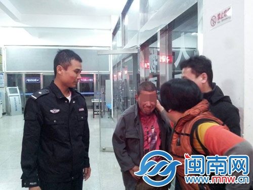 回到母亲身边，张某慎露出开心的表情