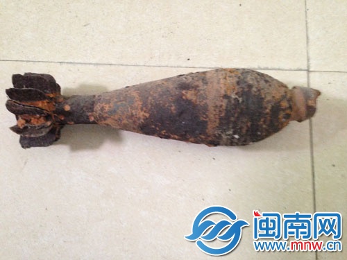 迫击炮榴弹被发现时，已经生锈不堪，引信也没了
