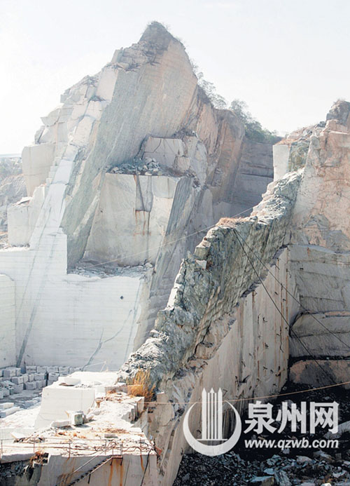山体被削成石壁