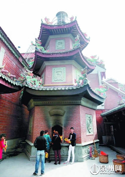 每天都有众多信众在金炉中烧金纸