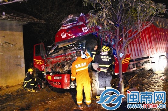 货车车头离民房还不到两米