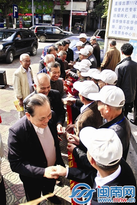 昨天上午，援越老兵赶到龙海为赴越老兵圆梦团送行