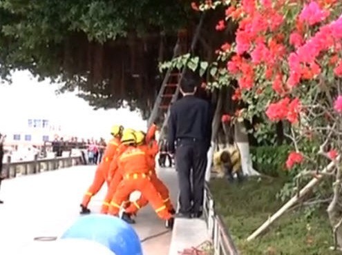 上吊男被取下来