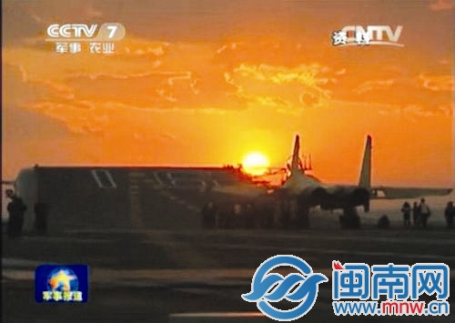 歼-15舰载机在暗光条件下起降