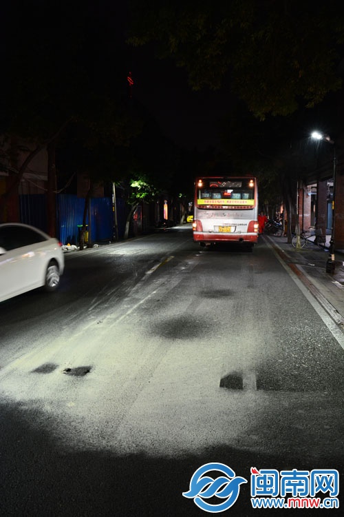 事发公交车被拖走，现场留下一片灭火泡沫