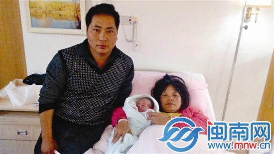 夫妻俩都很疲惫，小宝宝的顺利降生让他们松了口气