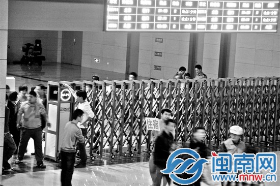 漳州火车站出站口，黑车、摩的和黑旅社人员涌入拉客