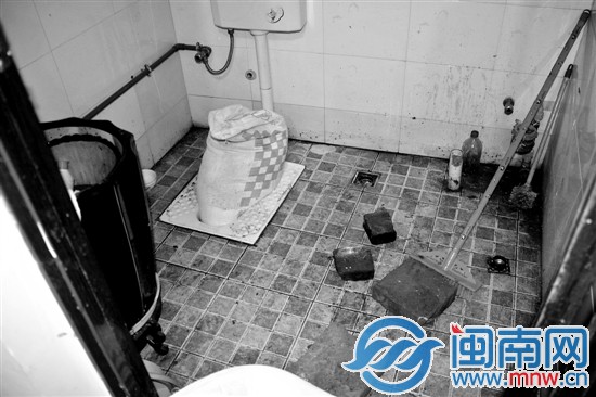 为了不让粪便再倒灌，陈女士只好用几袋石灰把厕所堵住