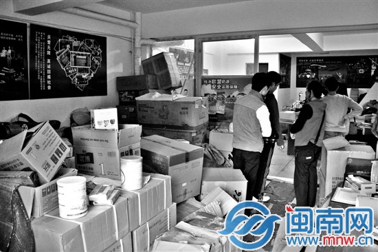 陈女士的这些奶粉只能挤放在过道