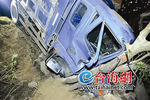 树挡住了冲下来的土方车