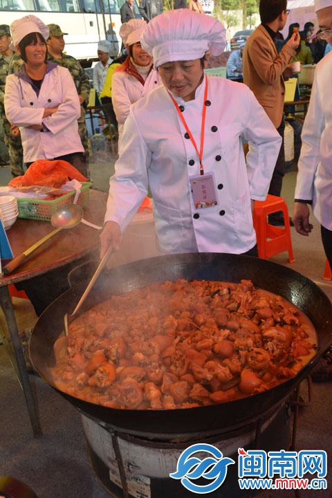 图为涂岭镇机关食堂的厨师在烹饪。