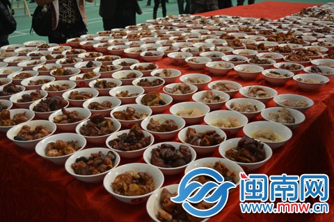 厨师们的参赛作品摆满了桌子。