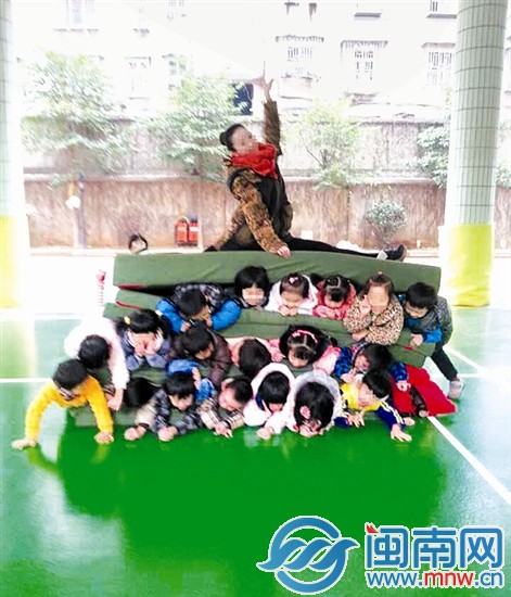 十余幼儿叠三层