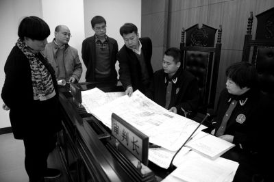 被告方和第三人针对原告提供的被征占土地图纸进行质证