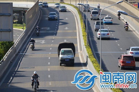 坪山路高架桥上，不少摩托车、电动车上桥