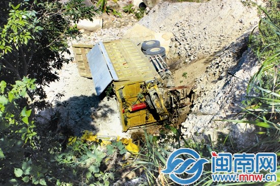 土方车坠入山谷司机跳车获救