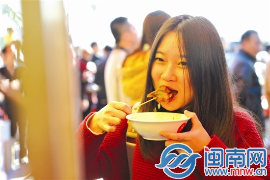 郭小姐吃得太开心
