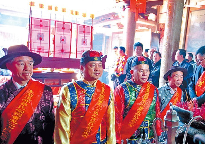 蔡武璋先生（左二）穿着传统服装祭祖