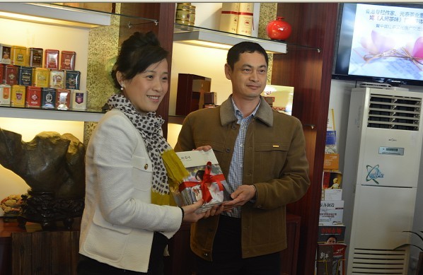 陈安妮（左）向泉州市文联副主席肖一鸣签赠新书。