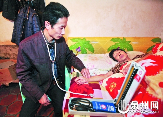 陈天培上门为村民看病