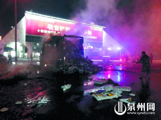 消防队员正在扑火