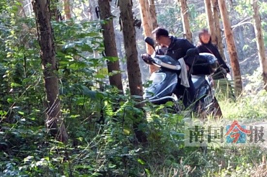 一名中年女子和一名骑电动车的中年男子搭讪