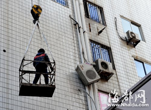 请来吊车，才把悬在5楼外的空调外机拆下来