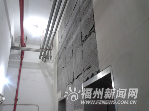 鹤林新城楼道内电梯旁的瓷砖大片脱落
