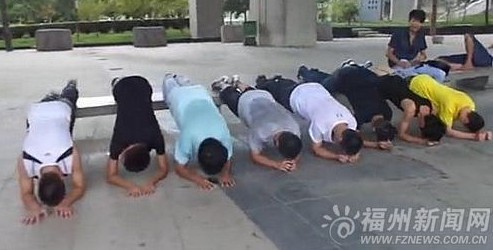 成员们每次训练都汗流浃背，图为成员们在做体能训练