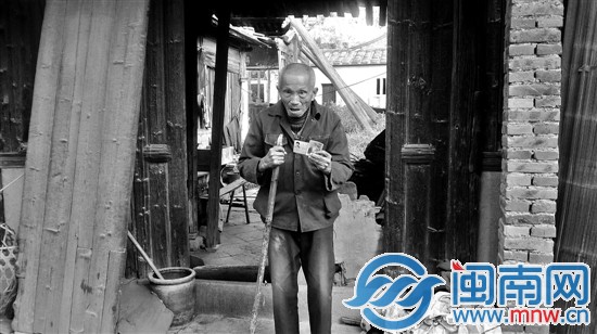 老父亲时常拿着儿子唯一留下的照片和身份证