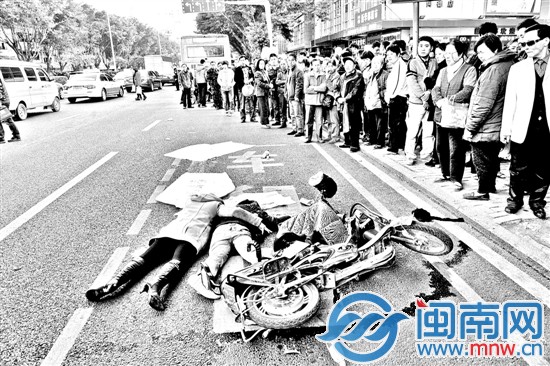 两个小时里，奶奶扑在地上