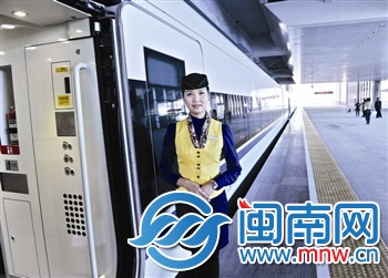乘务员身着黄色制服