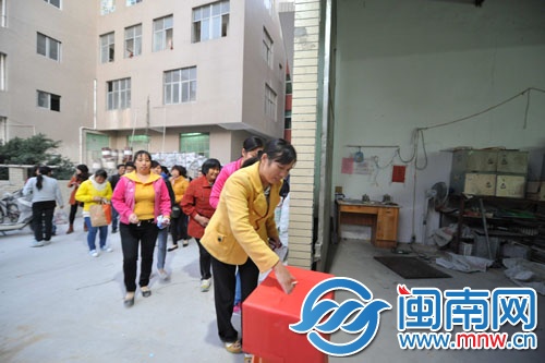 父亲工厂里的工友们为彭军捐款