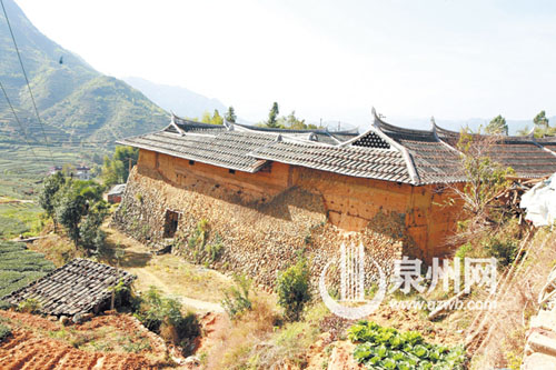 聚斯楼已有641岁，现存夯土墙为明洪武五年建造。