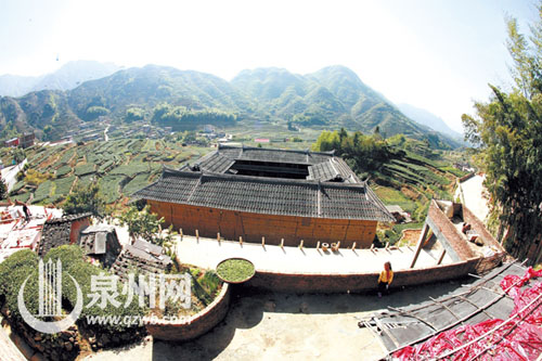 卖茶而建的聚斯楼目前仍茶园环绕